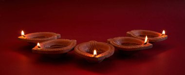 Mutlu bayramlar. Diwali festve kutlaması sırasında Diya lambaları yandı.