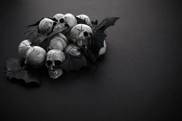 ハロウィンのコンセプト 黒の背景に黒いコウモリと頭蓋骨 — ストック写真
