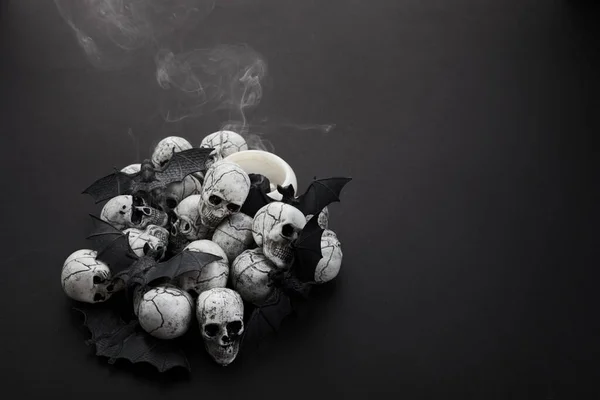 ハロウィンのコンセプト 黒の背景に黒いコウモリと頭蓋骨 — ストック写真