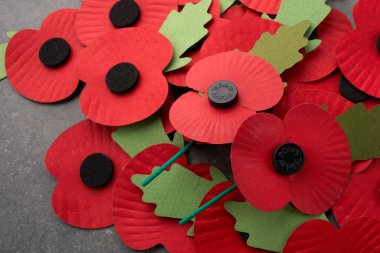 Dünya Savaşı 'nı anma günü. Koyu taşlı arka planda kırmızı kağıt gelincikleri.