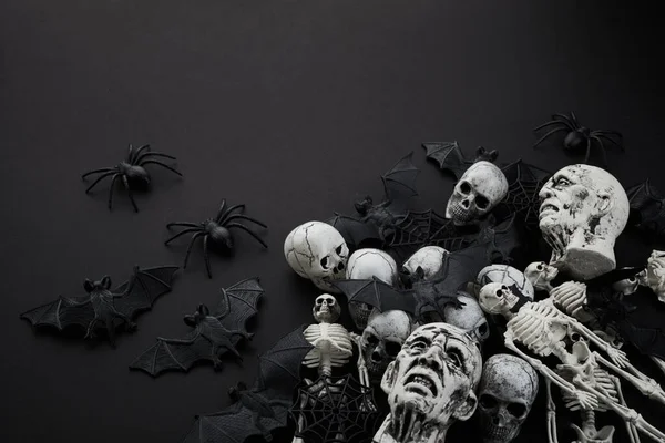 不気味なハロウィーンの背景 黒のコウモリと頭蓋骨 — ストック写真