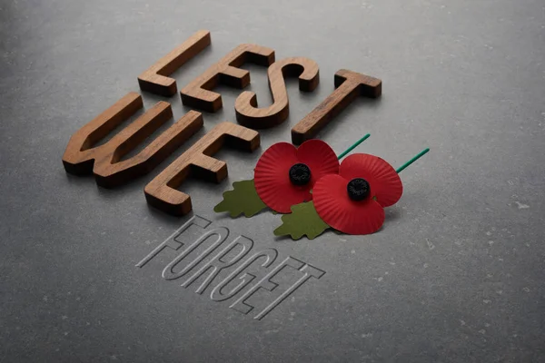 World War Remembrance Day Lest Forget Words Red Paper Poppies — Stock Photo, Image