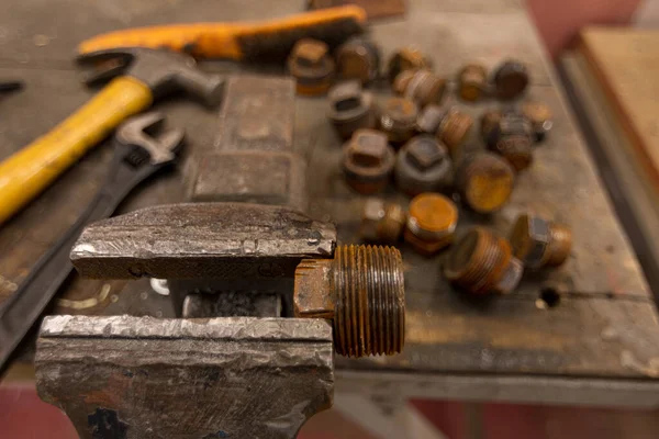 Demirci Atölyesinde Çalışıyor Metaller Çalışma Masasıyla — Stok fotoğraf