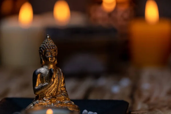 用能量石和芬芳的蜡烛在庙宇里默默冥想 — 图库照片
