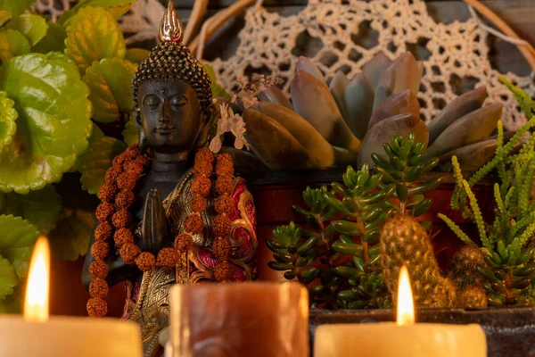 Buddha Staty Bild Altare Med Ljus Och Växter — Stockfoto
