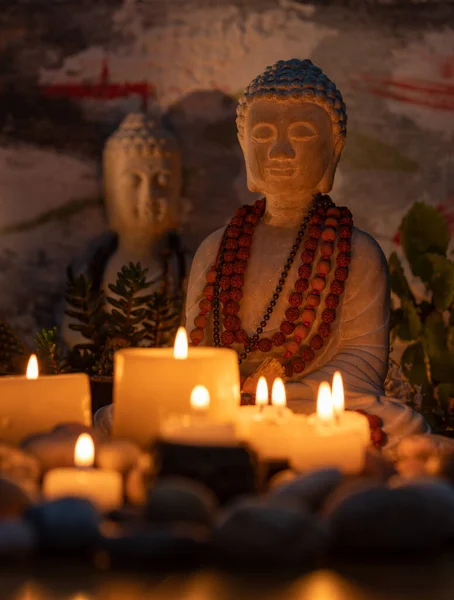 Изображение Статуи Будды Алтаре Свечами Растениями — стоковое фото