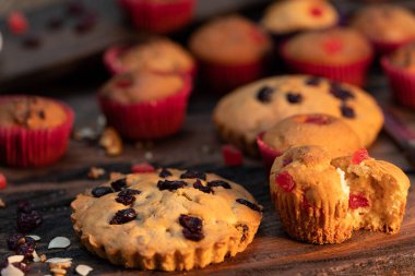 Lezzetli ev yapımı kekler. Kızarmış fındıklı ve tohumlu. Ailecek yemek için.