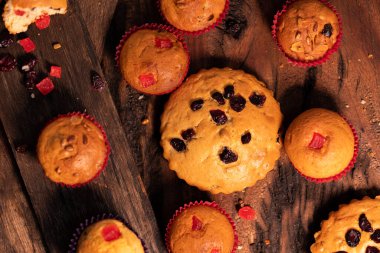 Çocuklarla bir aile gibi eğlenmek için fındıklı ev yapımı kekler, kızarmış tohumlar ve un.
