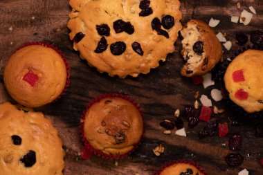 Lezzetli ev yapımı kekler. Kızarmış fındıklı ve tohumlu. Ailecek yemek için.