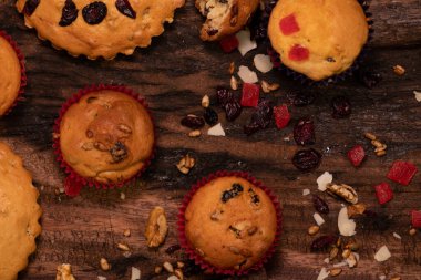 Lezzetli ev yapımı kekler. Kızarmış fındıklı ve tohumlu. Ailecek yemek için.