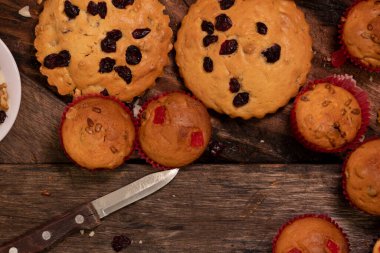 Çocuklarla bir aile gibi eğlenmek için fındıklı ev yapımı kekler, kızarmış tohumlar ve un.