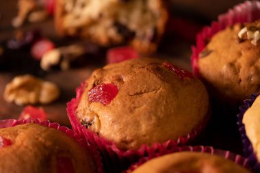 Lezzetli ev yapımı kekler. Kızarmış fındıklı ve tohumlu. Ailecek yemek için.