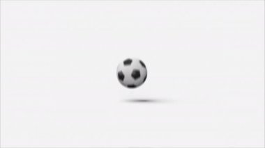 Futbol topu yavaşça beyaz arka planda zıplıyor ve ekrana doğru yuvarlanıyor. 4k