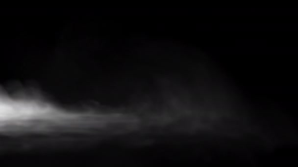 연기. 검은 배경 위로 하얀 연기가 땅 위에 떠다니고 있다. 안개 효과. — 비디오