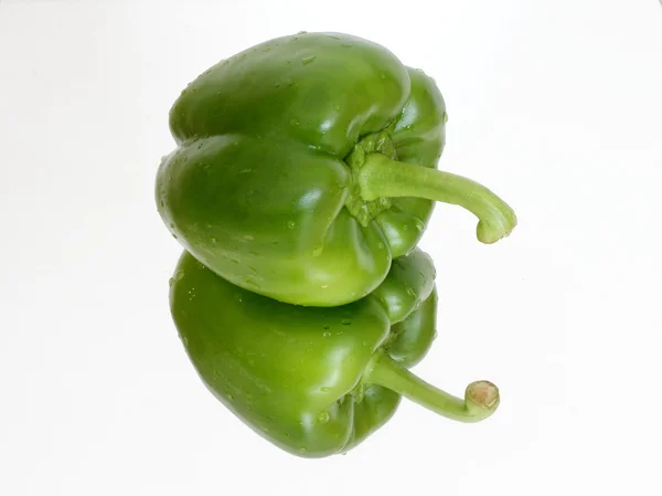 Paprika hijau di cermin — Stok Foto