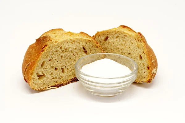 Krojonego chleba z solą — Zdjęcie stockowe
