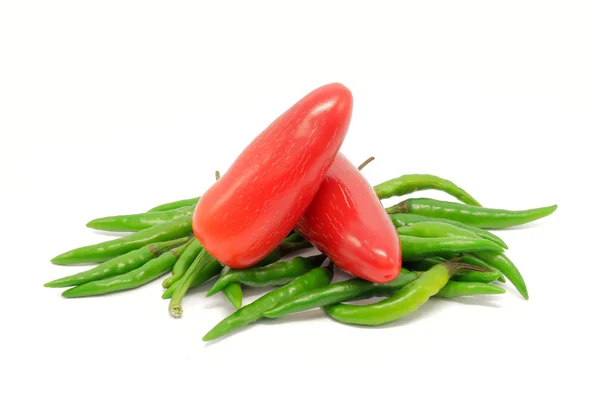 Haufen grüner und roter Paprika — Stockfoto