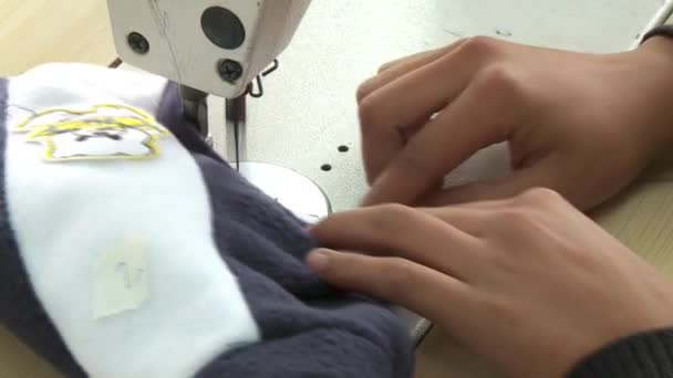 缝纫过程 — — 女人的手 — 图库视频影像