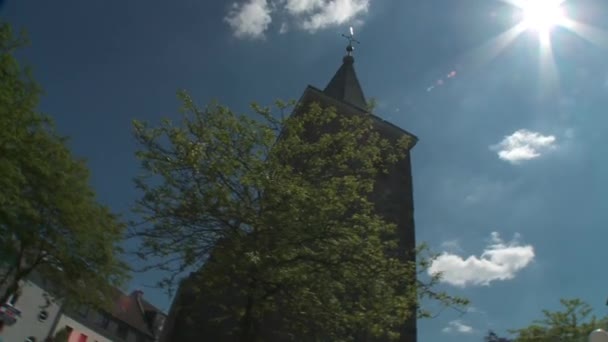 Buitenkant van een Duitse kerk — Stockvideo