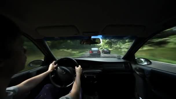 Muž řízení auto na silnici — Stock video