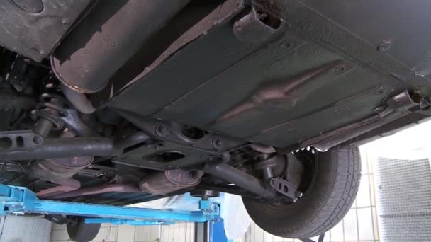 Car undercarriage on lift — Stock Video