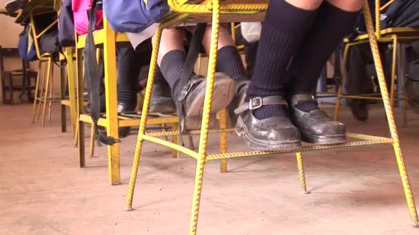 学校の子供たちの足 — ストック動画