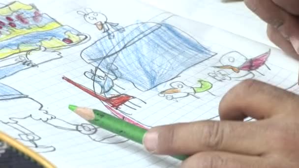 Мальчик рисует на бумаге — стоковое видео
