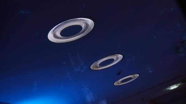 Lichten aan plafond — Stockvideo