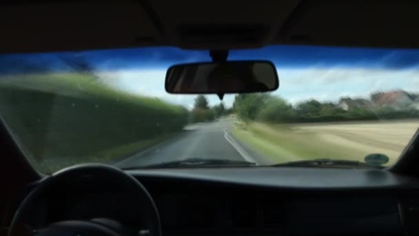 Hombre conduciendo coche en el camino — Vídeos de Stock