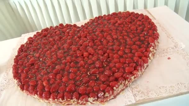 Heart-shaped strawberry cake — Stock Video