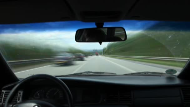 Чоловік водить машину на дорозі — стокове відео