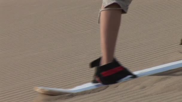 Mujer sandboarding — Vídeo de stock