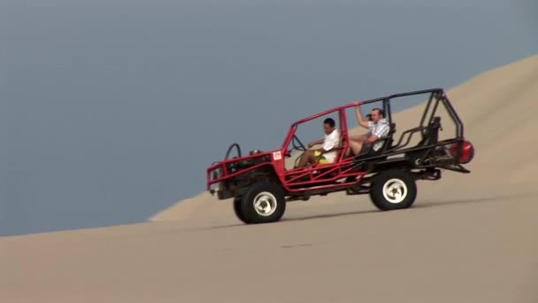 Viagem de buggy no deserto de areia no Peru, América do Sul — Vídeo de Stock