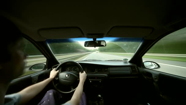 도로에서 운전하는 사람 — 비디오