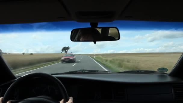 Hombre conduciendo coche en el camino — Vídeos de Stock