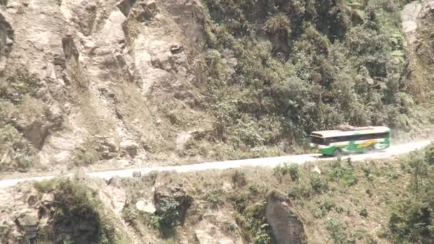 Автомобиль едет по пустынной дороге в Андах — стоковое видео