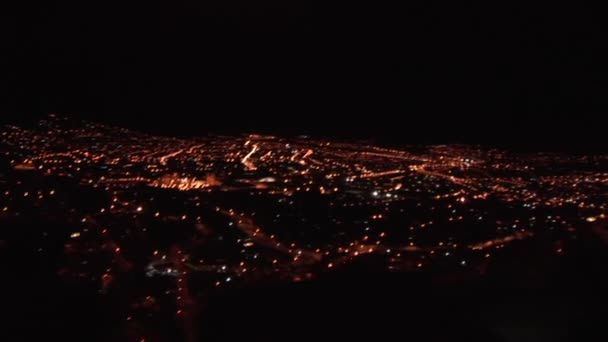 Vuelo sobre una gran ciudad por la noche — Vídeo de stock