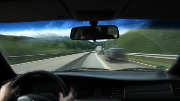 Hombre conduciendo coche en el camino — Vídeos de Stock