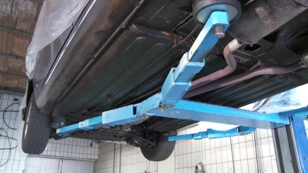 Auto onderstel op lift — Stockvideo