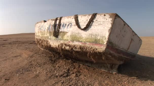 Velho barco no deserto de Paracas, Peru — Vídeo de Stock