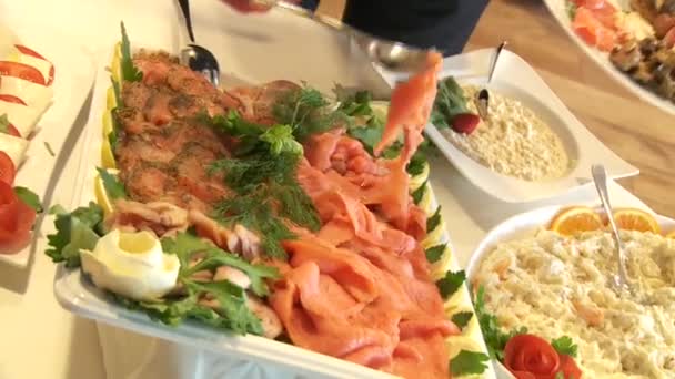 Menschen, die Essen am Buffet einnehmen — Stockvideo