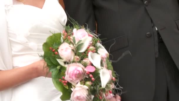 Hochzeitspaar mit Blumenstrauß — Stockvideo