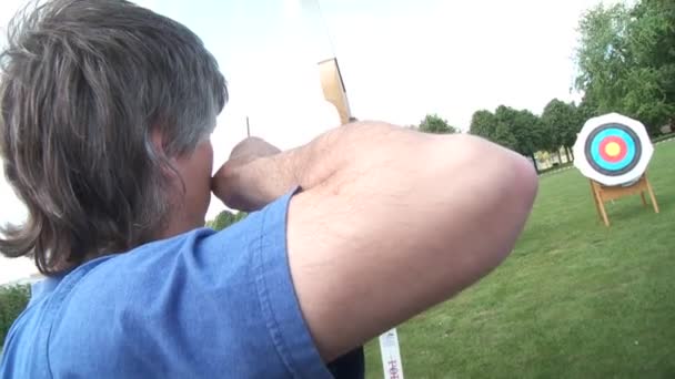 Hombre practicando tiro con arco — Vídeos de Stock