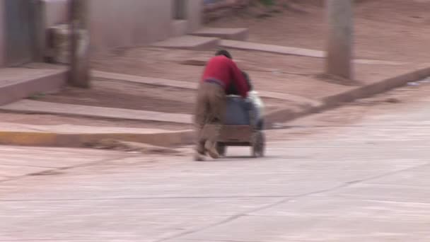 Chicos jugando en la calle — Vídeos de Stock