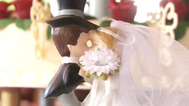 Свадебные статуэтки — стоковое видео