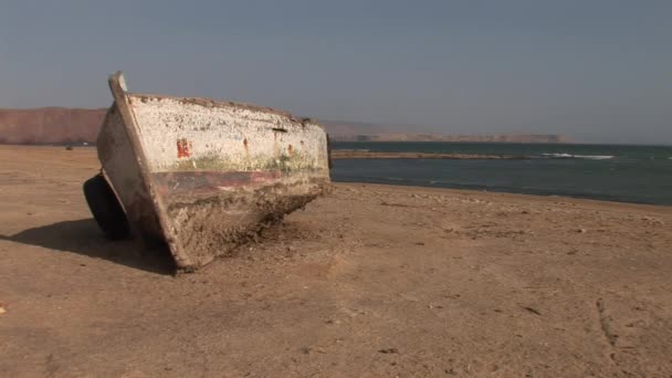 Velho barco no deserto de Paracas, Peru — Vídeo de Stock