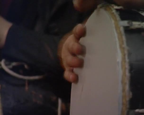 Игра на барабане — стоковое видео