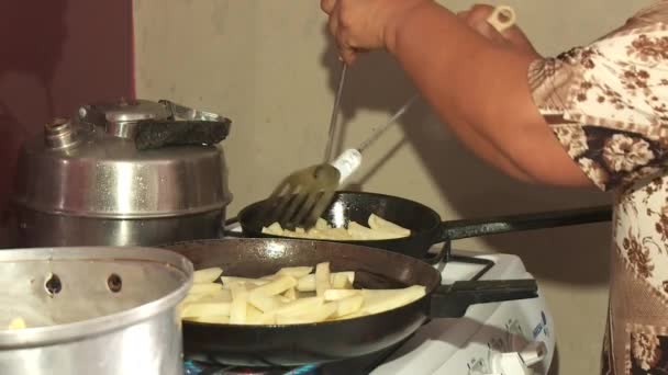 Kvinnan matlagning potatis — Stockvideo