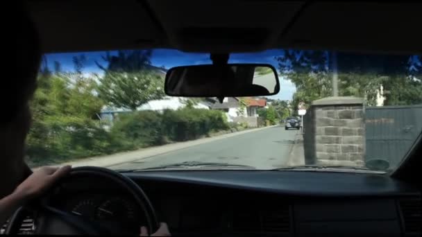 Мужчина за рулем автомобиля на дороге — стоковое видео