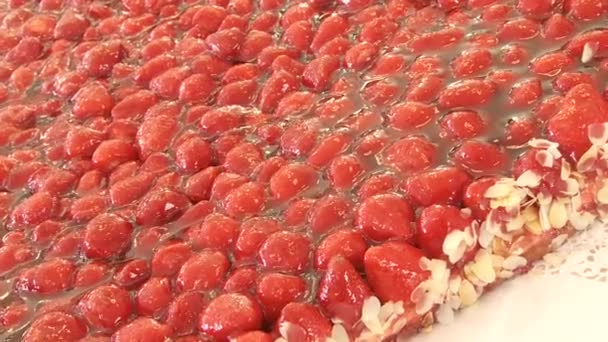 Pastel de fresa en forma de corazón — Vídeo de stock